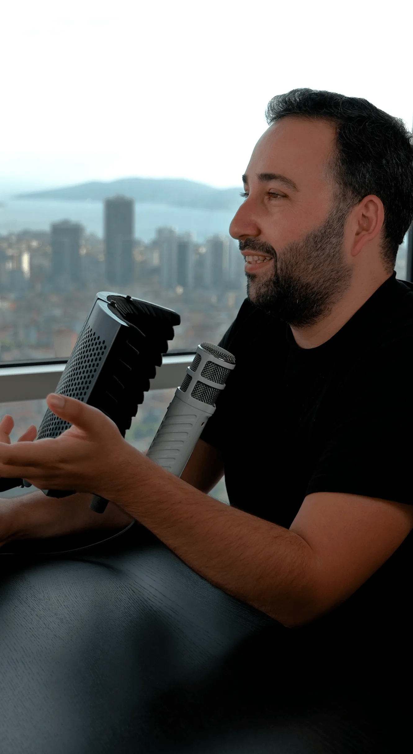 Kaan Gülten bir kayıt masasında elleriyle anlatırken