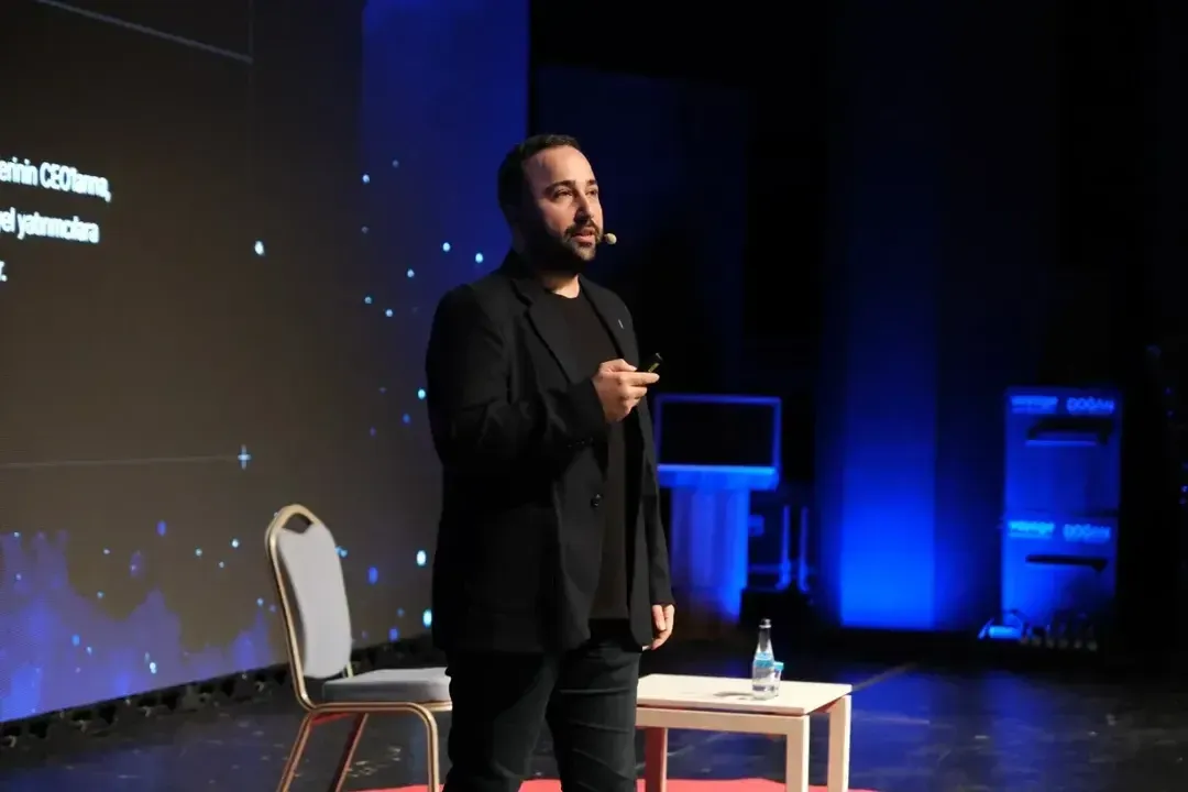 Zirve Kademe — Sahne yakın plan