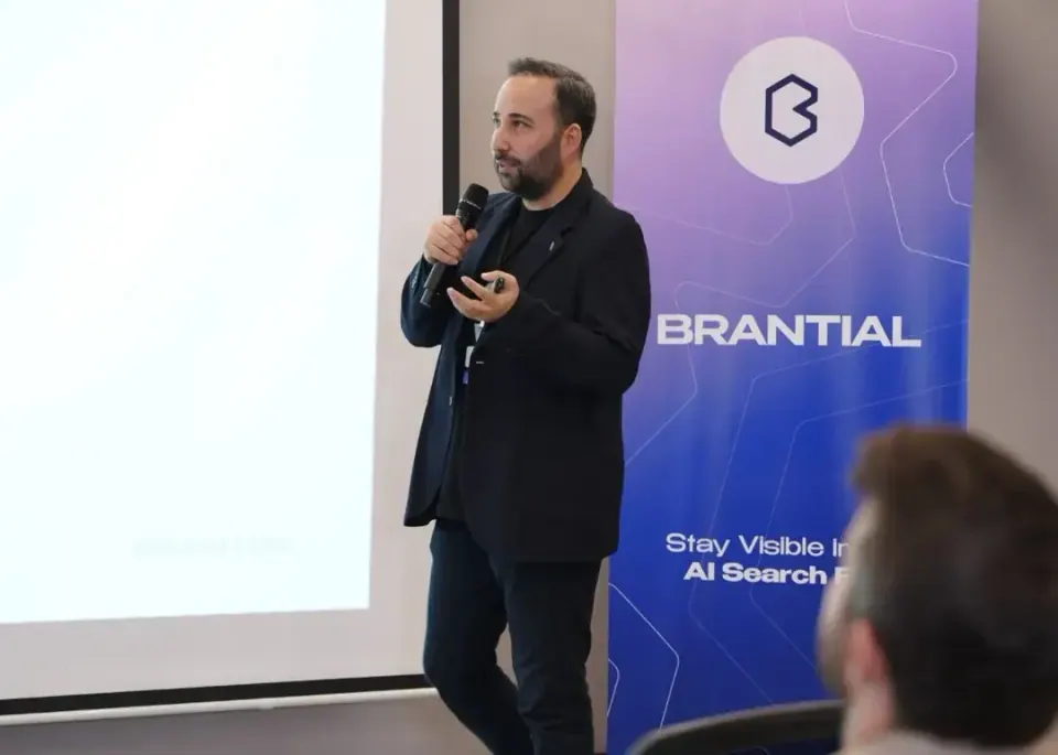 Kaan Gülten sahnede Brantial'ı anlatırken