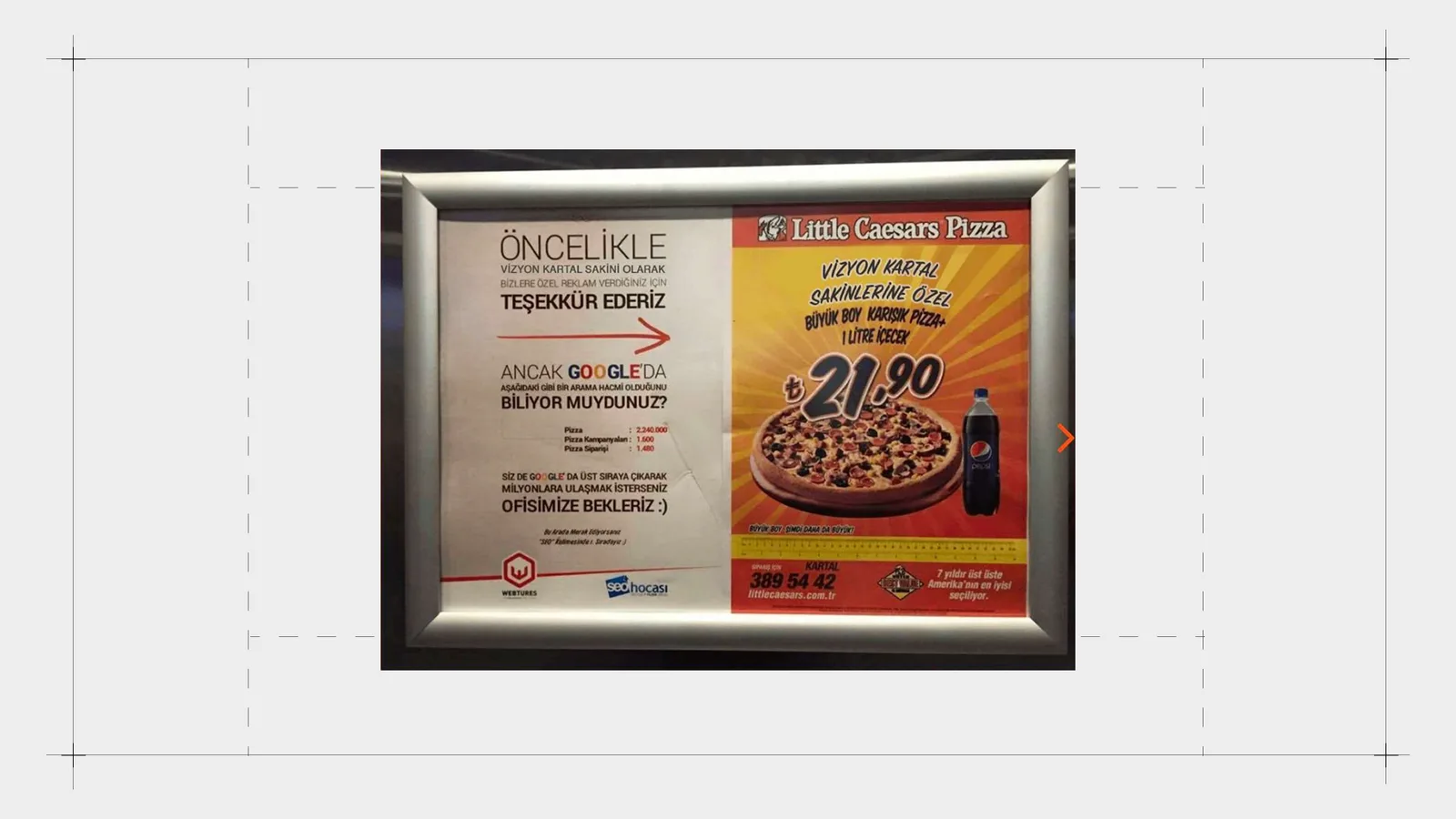 Asansördeki çerçeve: solda Webtures'ın cevap reklamı, sağda Little Caesars kampanyası.